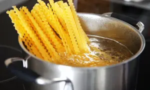 Bandnudeln kochen in sprudelndem Wasser. Perfekt für einfache und leckere Bandnudeln Rezepte.