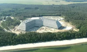 Hotel Gołębiewski Pobierowo kiedy otwarcie? Ogromny hotel w budowie na tle lasu i plaży.