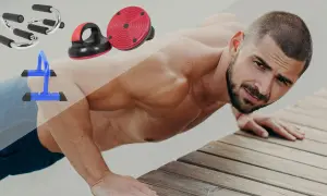 Mann macht Liegestütze mit verschiedenen Griffen. Liegestützgriffe sinnvoll für ein effektives Training.