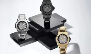 Tres relojes de lujo, uno plateado, uno negro y uno dorado, exhiben la elegancia del **Big Bang reloj**.