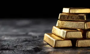 Una pila de lingotes de oro relucientes, tan valiosos que incluso el oro se raya.