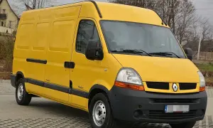 Żółty Renault Master 2.5 dCi, idealny do pracy. Wiele pozytywnych renault master 2.5 dci opinie potwierdza jego niezawodność.