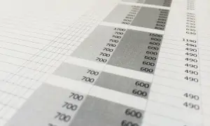 Zbliżenie na arkusz kalkulacyjny Excel z widocznymi liczbami i siatką.