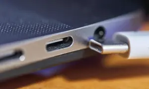 Nahaufnahme eines USB-C-Anschlusses an einem Laptop, bereit zum Aufladen oder zur Datenübertragung.