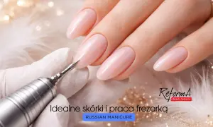 Idealne skórki i praca frezarką – perfekcyjny manicure kombinowany. Dłonie z różowymi paznokciami w kształcie migdała.