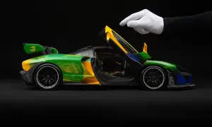 Model McLaren Senna w barwach Brazylii, z otwartymi drzwiami, gotowy do startu.