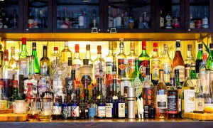 Wiele butelek alkoholu na barze. Czy na lotnisku można pić alkohol? Tutaj znajdziesz odpowiedź i wiele opcji do wyboru.