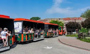 Pociąg z pasażerami wjeżdża do "Tunelu Czasu" w parku nauki i ewolucji człowieka.