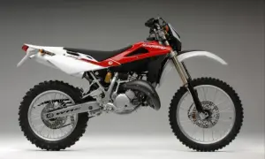 Husqvarna WRE 125 – poznaj mocne i słabe strony motocykla dual sport