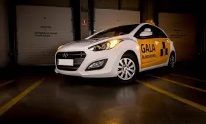 Coche de autoescuela "Gala" listo para enseñar a qué edad se puede sacar el carnet de conducir.