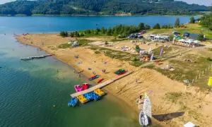 Jezioro Mucharskie: Odkryj atrakcje, plaże i szlaki!