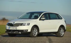 Biała Skoda Rapid z czarnym dachem, z widocznymi światłami i żarówkami, zaparkowana na drodze.