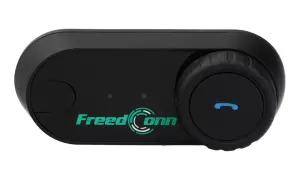 Czarny interkom motocyklowy FreedConn z zielonym logo i przyciskiem odbierania połączeń. Gotowy do parowania.