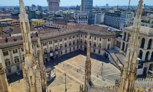 Blick vom Mailänder Dom auf die Piazza. Ein perfekter tagesausflug milan mit Blick auf historische Gebäude und moderne Wolkenkratzer.