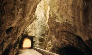 Sentiero scavato nella roccia, un tunnel naturale che porta alla luce. Il passo della forra è un'avventura geologica.