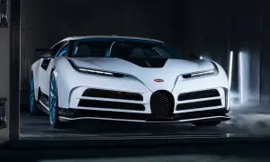 Biały Bugatti Centodieci z niebieskimi akcentami i felgami, otoczony mgłą i pionowymi światłami.