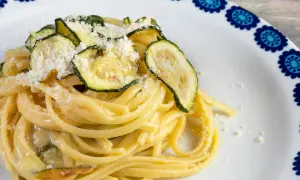 Makaron linguine z cukinią i parmezanem, danie jak z włoskiej trattorii, smakuje wybornie.