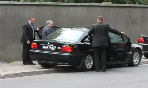 Jakim samochodem jeździ Kaczyński? Zaskakujące fakty o jego aucie