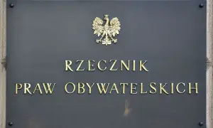 Tablica z godłem Polski i napisem "Rzecznik Praw Obywatelskich". To miejsce, gdzie można szukać pomocy, gdy naruszane są prawa obywatelskie.