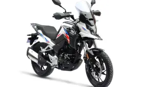 Nowy motocykl z owiewką i akcentami w barwach narodowych, idealny na pierwsze przygody z prawem jazdy A1.