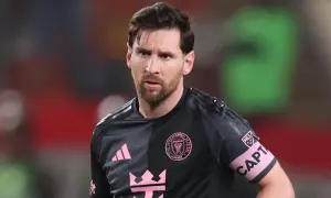 Lionel Messi, kapitan Interu Miami, w koszulce z różowymi detalami. To kolejny klub w jego karierze, po FC Barcelonie i PSG.