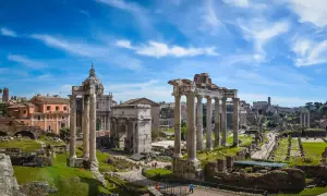 Antike Ruinen im Forum Romanum, Rom. Man fragt sich, wie viele Tage man hier verbringen kann, um alles zu erkunden.