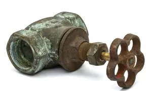 Zardzewiały zawór wodny, objawy za mało wody w instalacji mogą być widoczne przez jego stan.