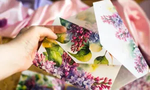 Ręcznie robione zaproszenia ślubne DIY z motywem bzu. Delikatne akwarele na papierze.