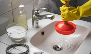 Czym odetkać zlew? Domowe triki, chemia, hydraulik poradnik