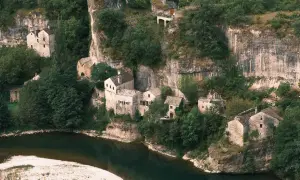 Villages perchés sur les falaises, un rêve pour visiter les gorges du Tarn en 3 jours.