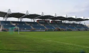 Pusta trybuna i zielona murawa stadionu Siarki Tarnobrzeg.