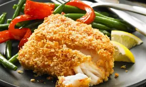 Chrupiący filet rybny w panierce panko z fasolką szparagową, papryką i cytryną.