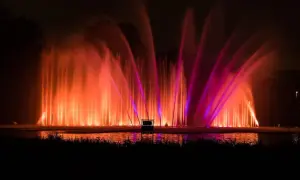 Spektakuläre Wasserlichtkonzerte in Orange und Pink tauchen die Nacht in ein magisches Licht. Diese faszinierenden Fotos zeigen die Kraft des Wassers.
