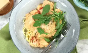 Lax pasta i krämig sås med crème fraiche, toppad med ruccola. En härlig rätt med smak av hav.