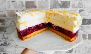 Pyszna Malinowa Chmurka z bitą śmietaną i malinami, posypana płatkami migdałów. Zastanawiasz się, ile może stac malinowa chmurka? Najlepiej smakuje świeża!