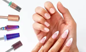 Różne frezy do paznokci, w tym idealny frez do ściągania żelu, obok dłoni z eleganckim french manicure.