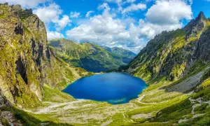 Morskie Oko, Tatry. Ciekawostki o tym jeziorze zachwycają. Otoczone szczytami, z błękitną wodą, zaprasza do odkrywania.
