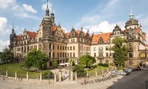 Das Residenzschloss in Dresden, Heimat der Schatzkammer Dresden, mit seinen Türmen und dem Innenhof.