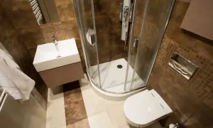 Kleines Bad mit Dusche, WC und Waschbecken. So lässt sich ein 3 qm kleines Bad gestalten, auch wenn es nur 4 qm sind.