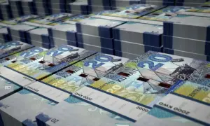 Stosy banknotów 20 dinarów kuwejckich, jednej z najdroższych walut świata, tworzą imponujący widok bogactwa.