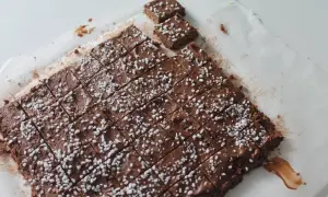 Chokladbollar i långpanna, skurna i rutor och strösslade med pärlsocker. Perfekt för fikat!