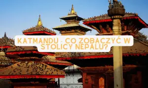 Tradycyjne pagody w Katmandu, stolicy Nepalu, pokryte dachówkami i ozdobione czerwonymi tkaninami, z gołębiami na dachach.