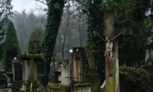 Kamienne krzyże na starym cmentarzu. Różnica między cmentarzem wojennym a cywilnym status prawny jest widoczna w ich historii i opiece.