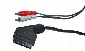 Kabel SCART z wtyczkami cinch (czerwoną i białą) na białym tle.