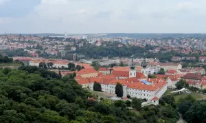 Blick über Prag mit Kloster und roten Dächern. Tolle Prag Reisetipps für deinen Urlaub!