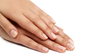 Eleganckie dłonie z klasycznym french manicure. Dowiedz się, jak zrobić french zwykłym lakierem, by uzyskać taki efekt.