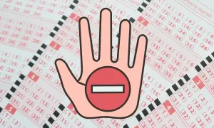 Dłoń z symbolem zakazu na kuponach lotto. Czy pracownicy Totalizatora Sportowego mogą grać w lotto? Nie.