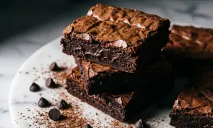 Pyszne, wilgotne brownie z kawałkami czekolady. Idealne na deser, gdy masz ochotę na coś słodkiego. Prosty brownie przepis, który każdy może zrobić!