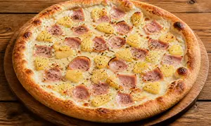 Une délicieuse pizza hawaïenne, garnie de jambon et d'ananas, sur un fond de bois rustique.