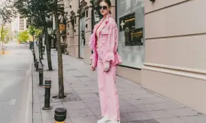 Ein Model präsentiert, wie man **pinke Hose kombinieren** kann: mit einem passenden pinken Spitzen-Blazer und weißen Sneakern.